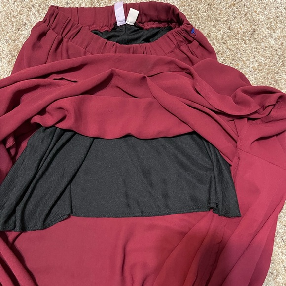 Maxi skirt with black underlay no slit on the side but it is loose at the bottom - Picture 2 of 3